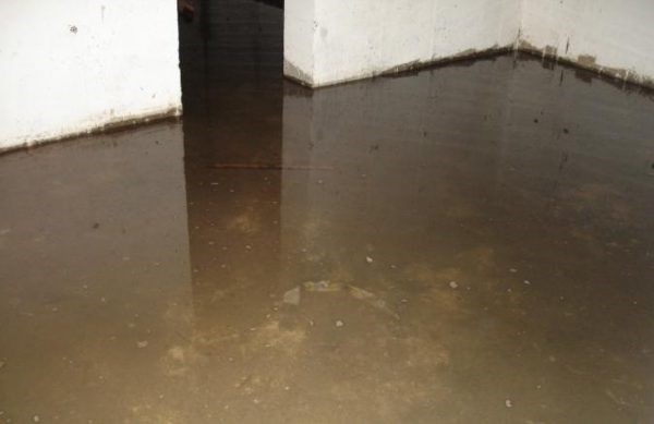 Вода в подвалах многоквартирных домов